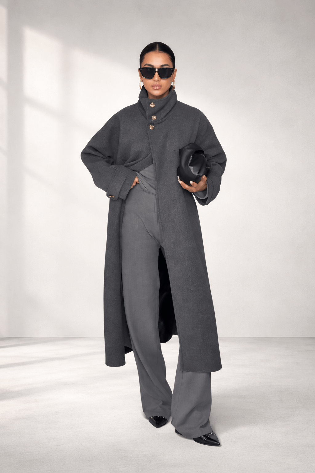 Manteau long col montant – Élégance contemporaine