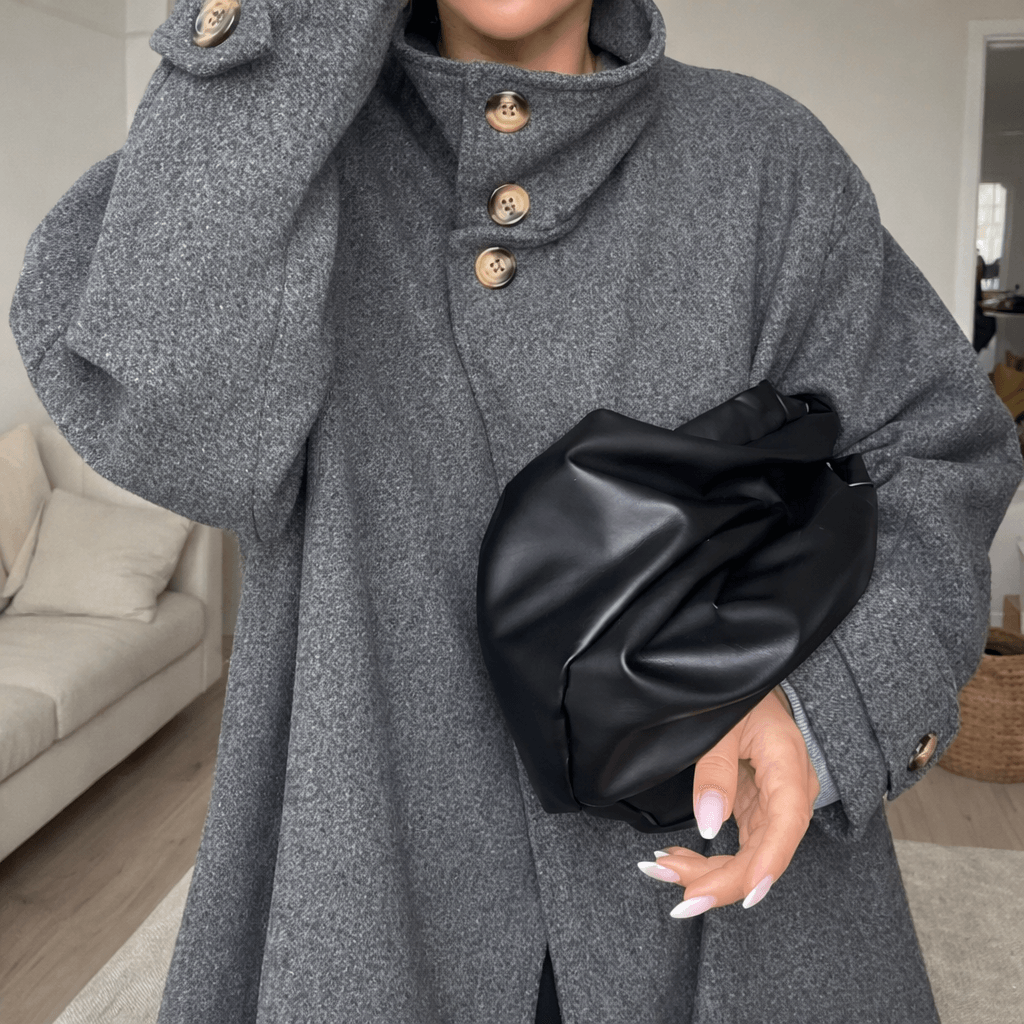 Manteau long col montant – Élégance contemporaine