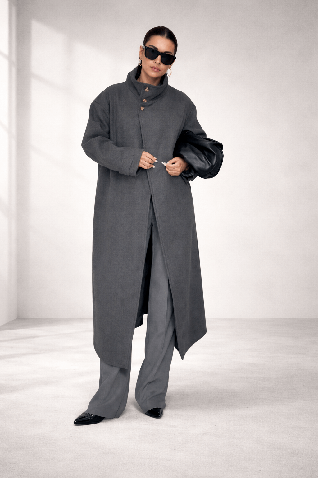 Manteau long col montant – Élégance contemporaine