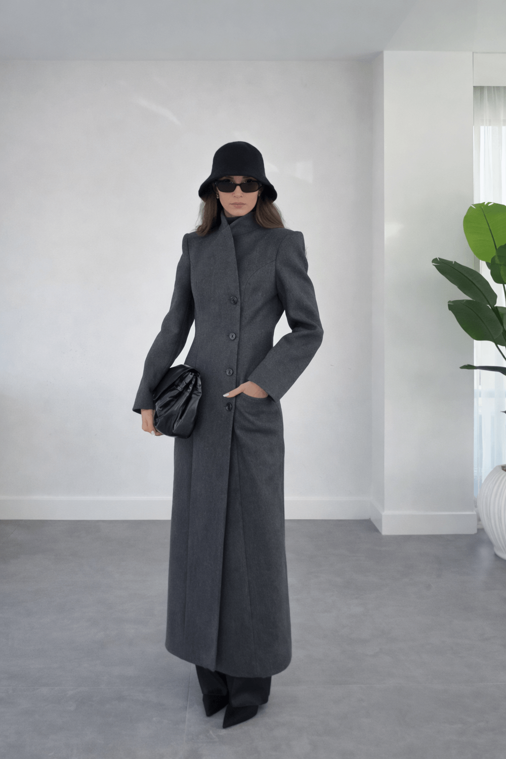 Manteau long structuré col croisé – Élégance architecturale