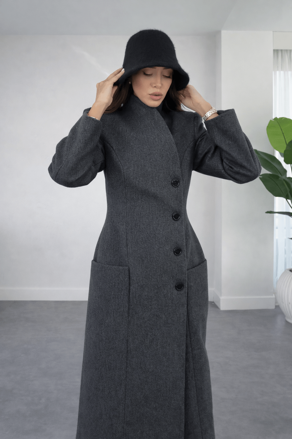 Manteau long structuré col croisé – Élégance architecturale