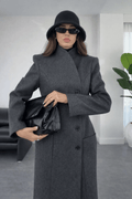 Manteau long structuré col croisé – Élégance architecturale