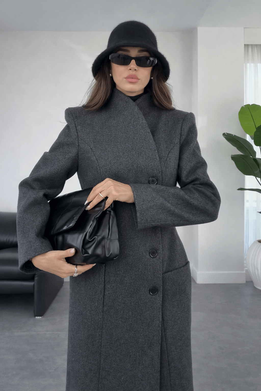 Manteau long structuré col croisé – Élégance architecturale
