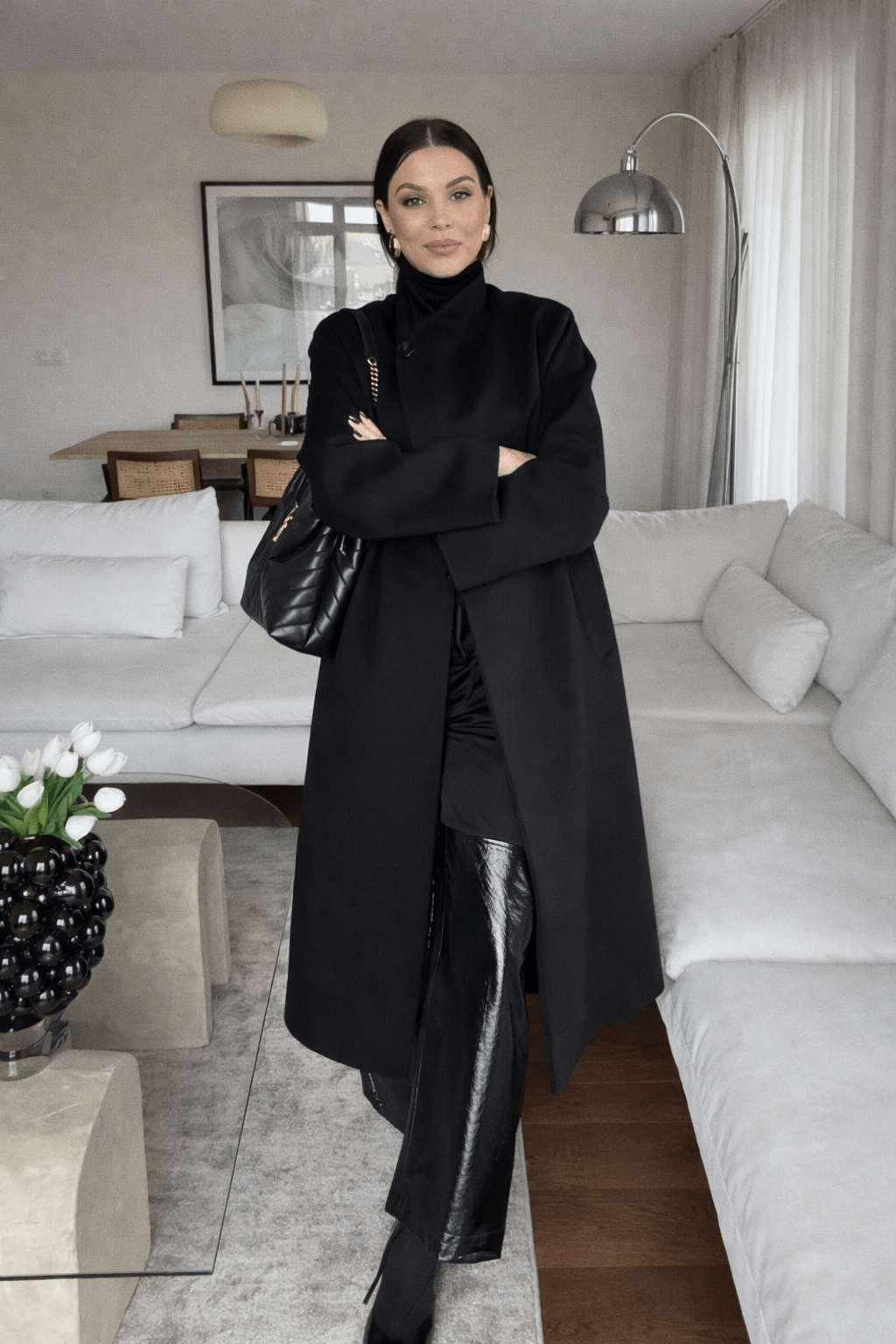 Manteau long noir col montant – Minimalisme chic