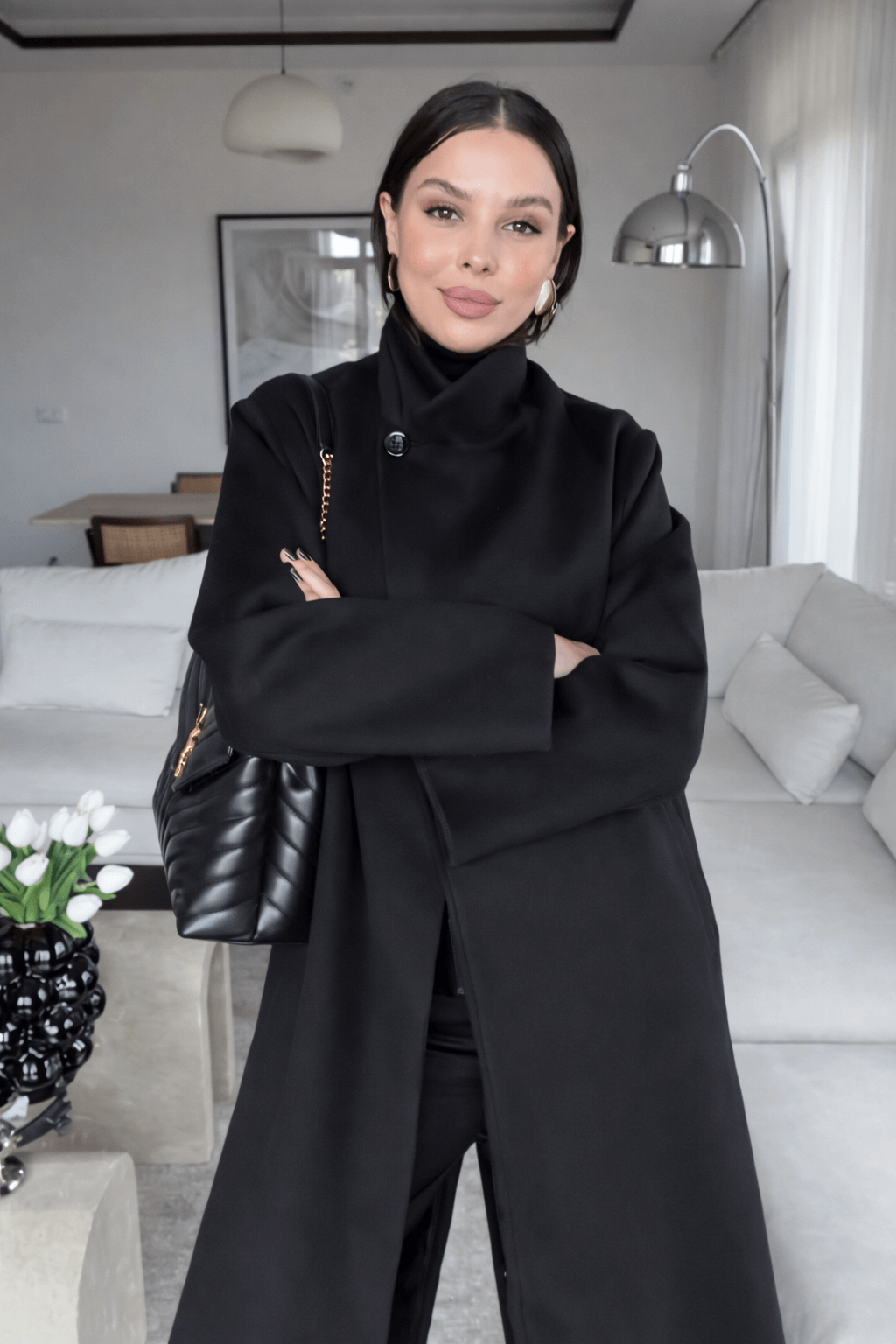 Manteau long noir col montant – Minimalisme chic