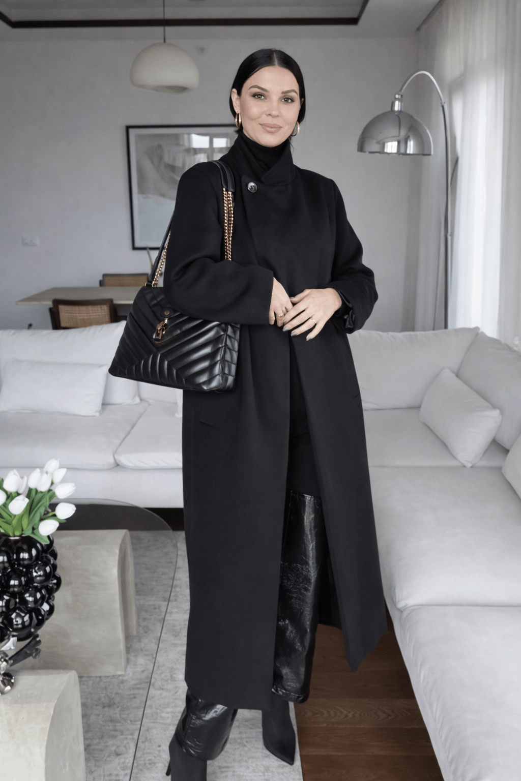 Manteau long noir col montant – Minimalisme chic