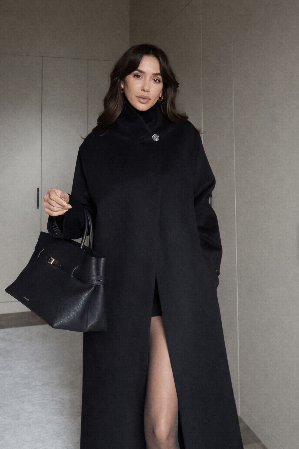 Manteau long noir fluide col montant – Élégance moderne