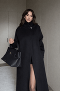 Manteau long noir fluide col montant – Élégance moderne