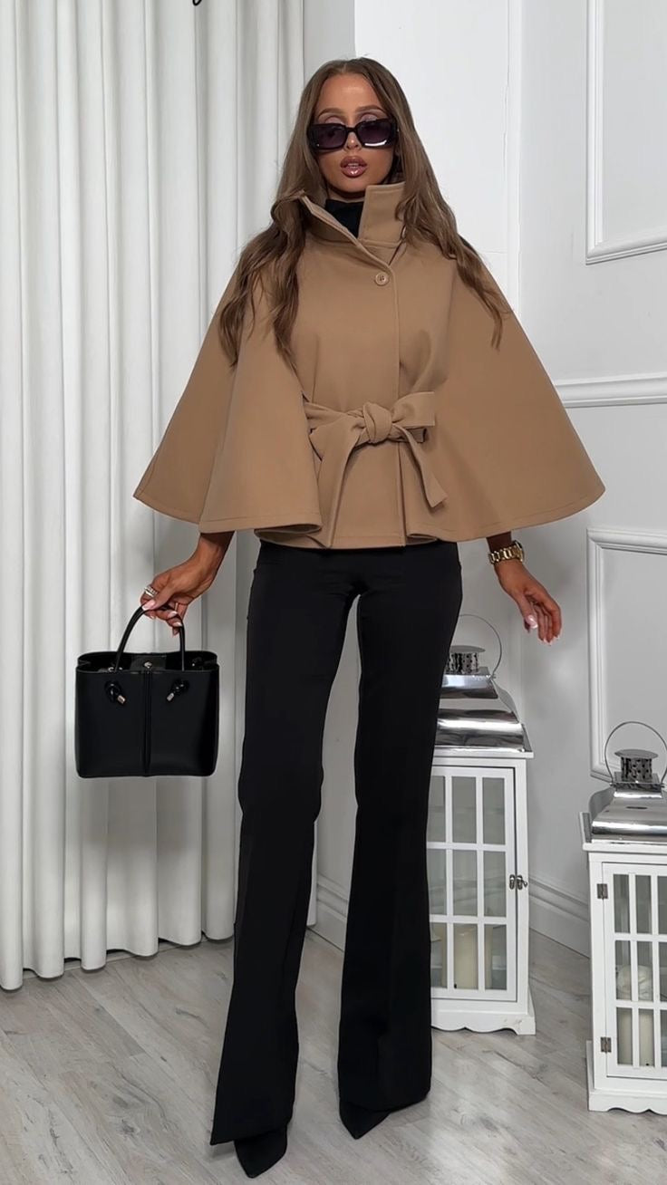 Cape courte beige ceinturée