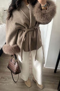 Manteau beige avec manches en fourrure