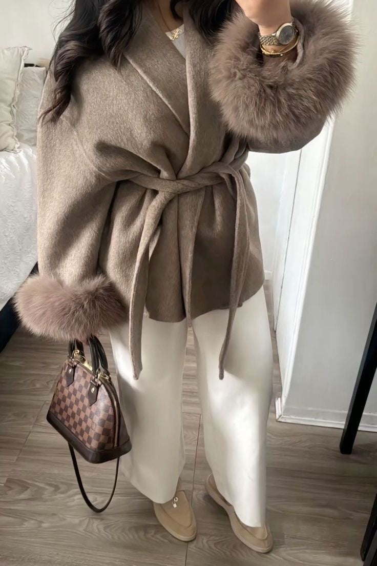 Manteau beige avec manches en fourrure