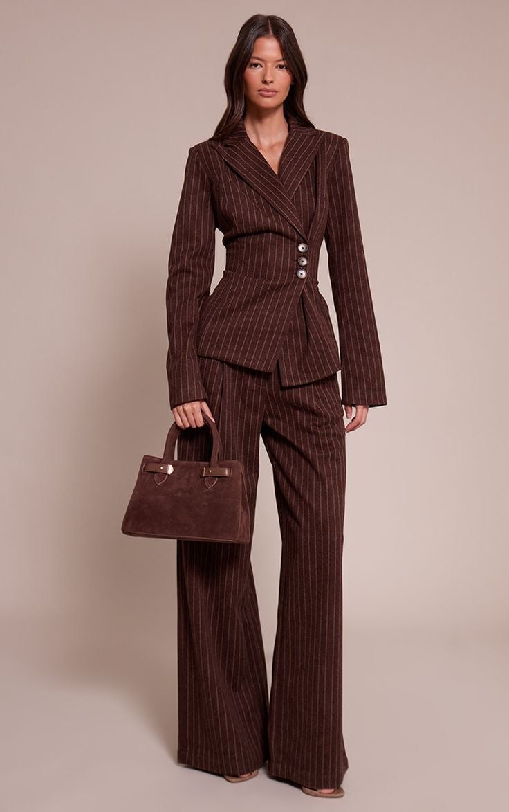 Tailleur pantalon marron à fines rayures